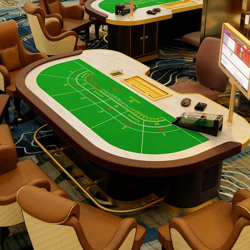 Een elegant restaurant met een casinothema in het hart van Helsinki